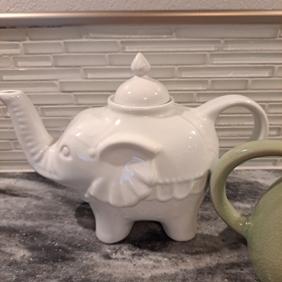2 Elephant Teapots - Picture 3 of 9
